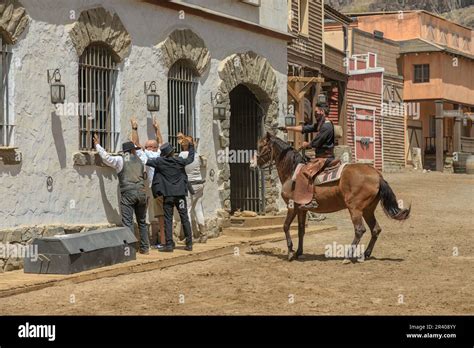 Lead & Gold: Gangs of the Wild West – Experience Thrilling Gunfights and Western Redemption!